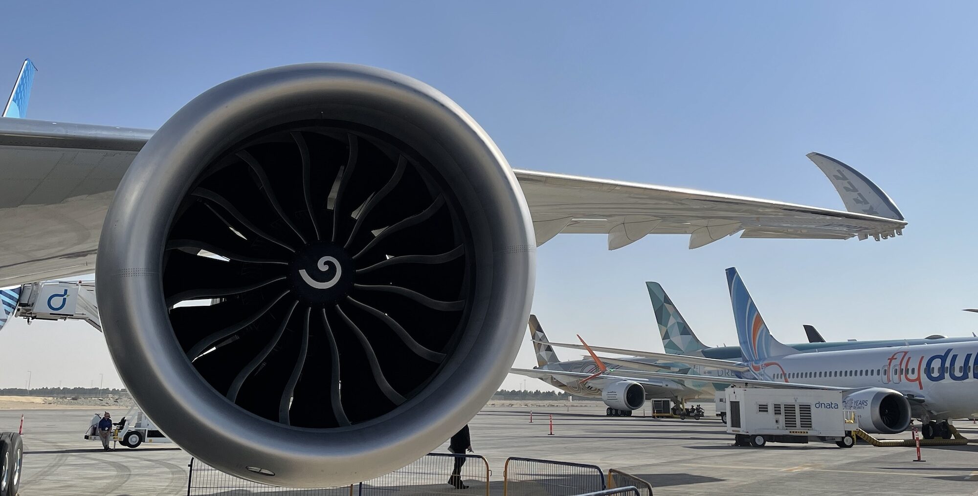 מנוע של מטוס 777-9 של חברת בואינג בתערוכת Dubai Air Show