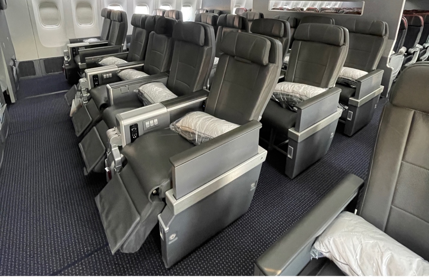 מחלקת תיירים פרימיום במטוס 777-200 של חברת אמריקן איירליינס