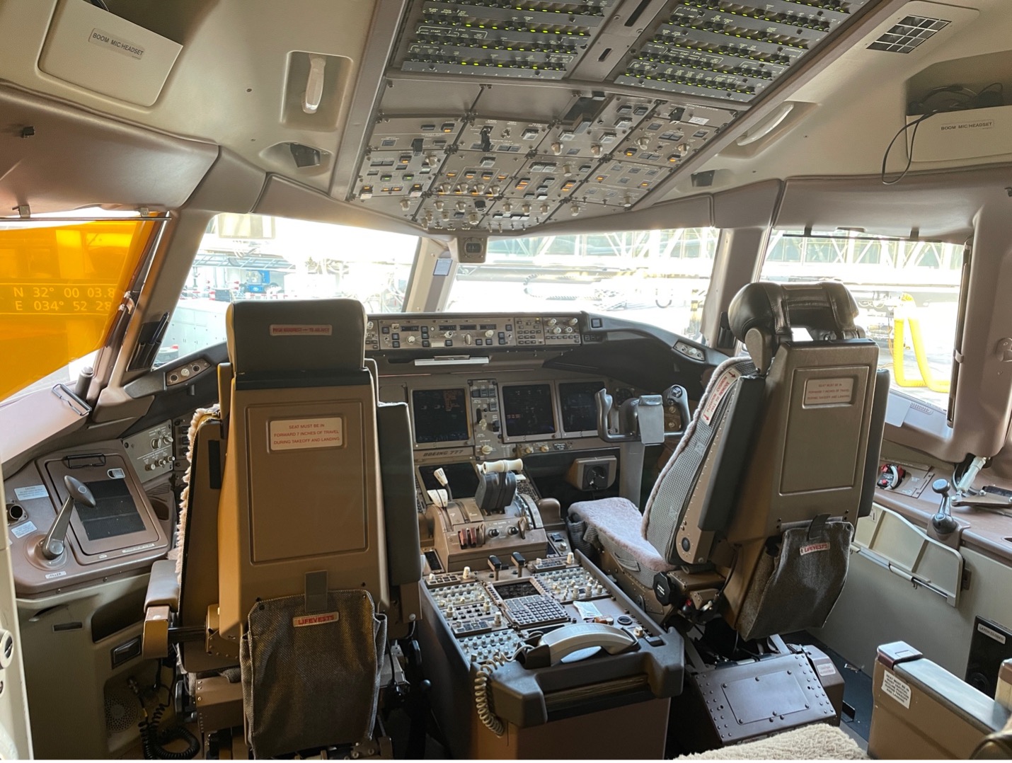 תא הטייס במטוס 777-200 של חברת אמריקן איירליינס