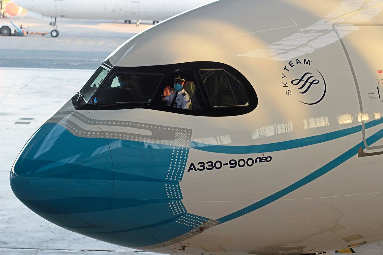 מטוס של Garuda Indonesia עם צביעת מסיכת פנים