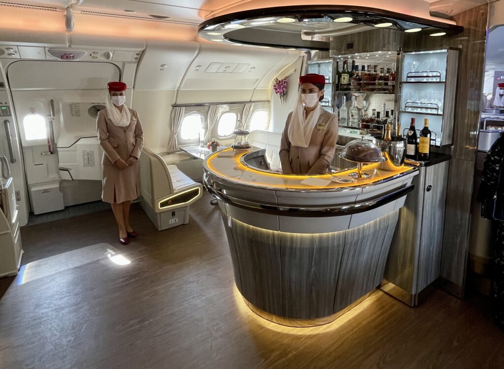 בר אלכוהול בסיפון העליון של מטוס הסופרג׳מבו A380 של חברת Emirates