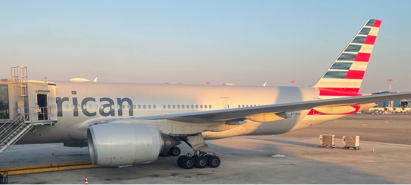 מטוס 777-200 של אמריקן איירליינס בנתב״ג