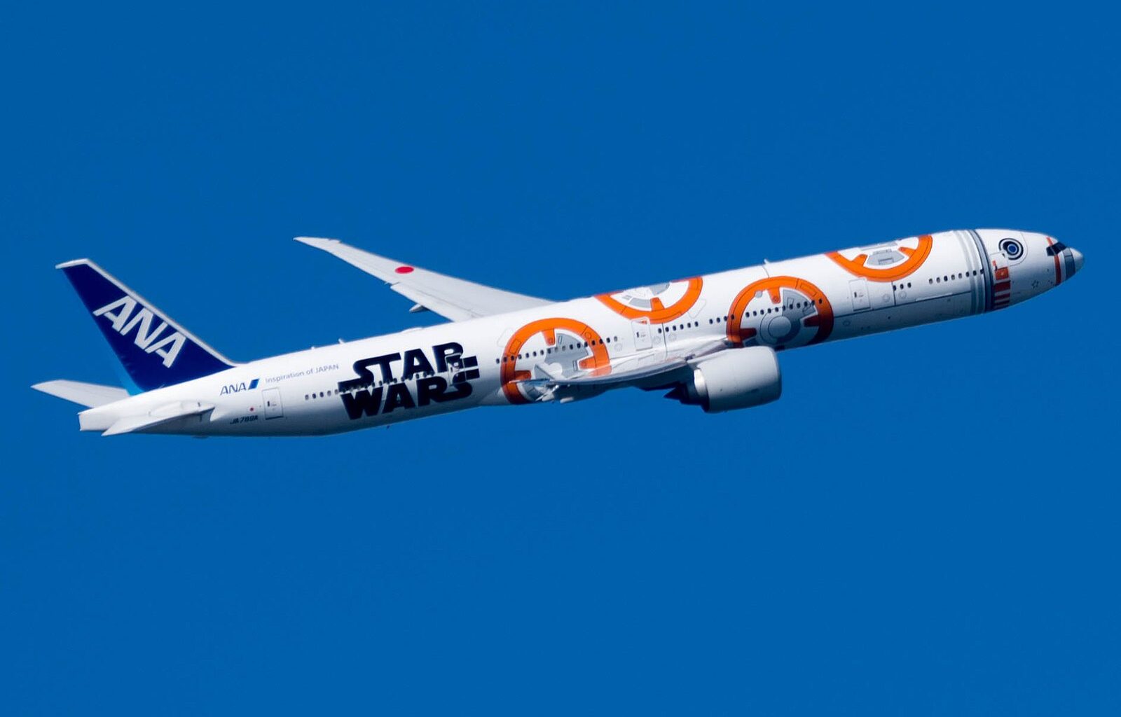 מטוס 777 של חברת ANA היפנית בצביעת מלחמת הכוכבים