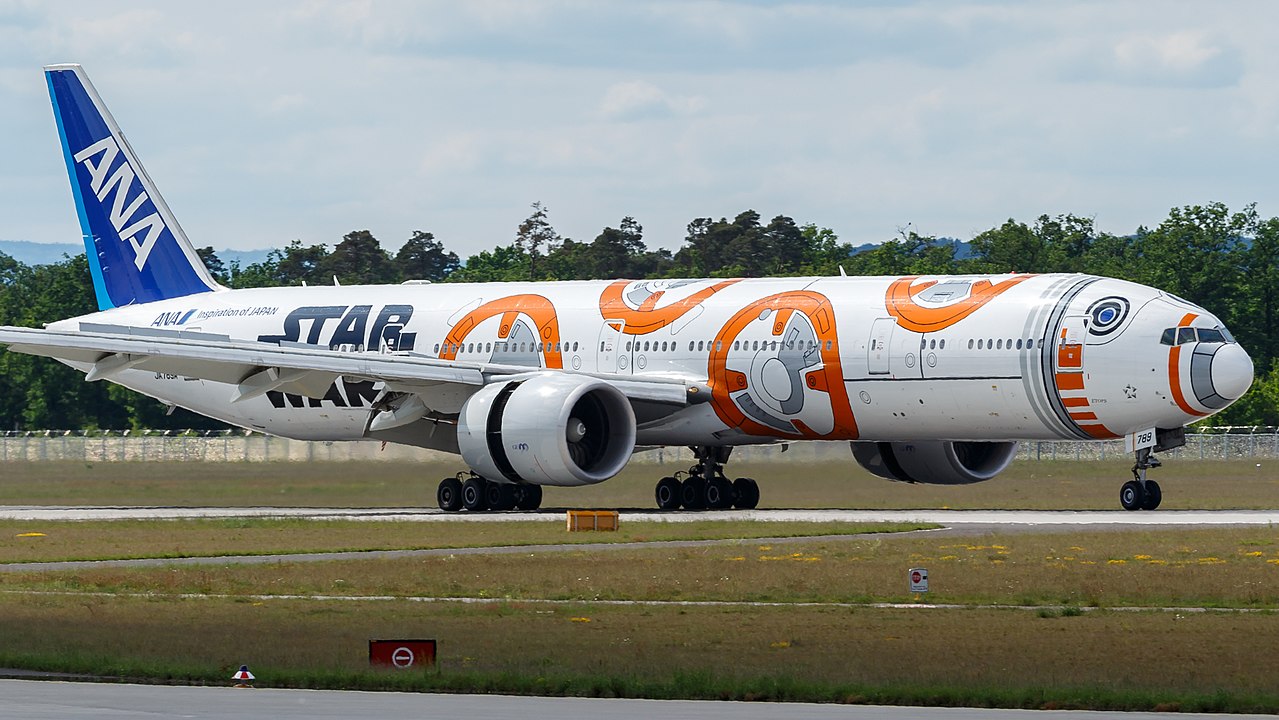 מטוס 777 של חברת ANA בצביעת מלחמת הכוכבים