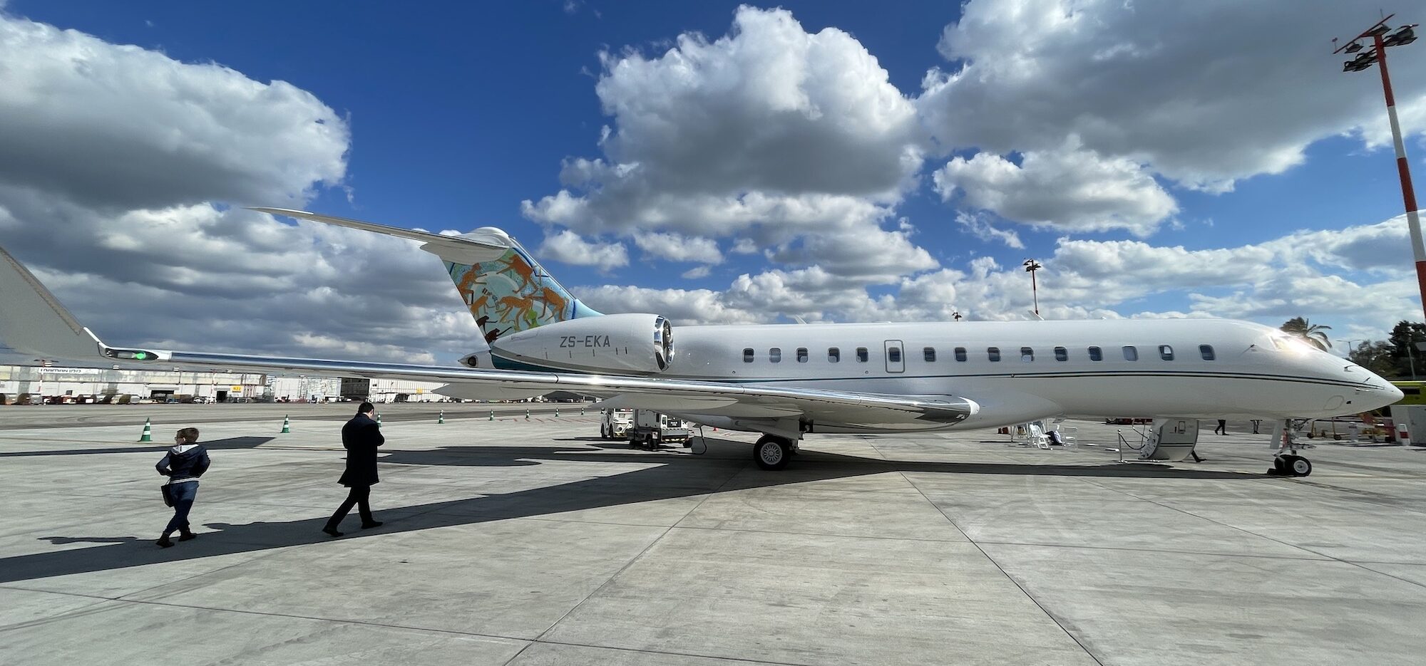 מטוס פרטי מדגם בומברדייר עם צביעת זנב ייחודית