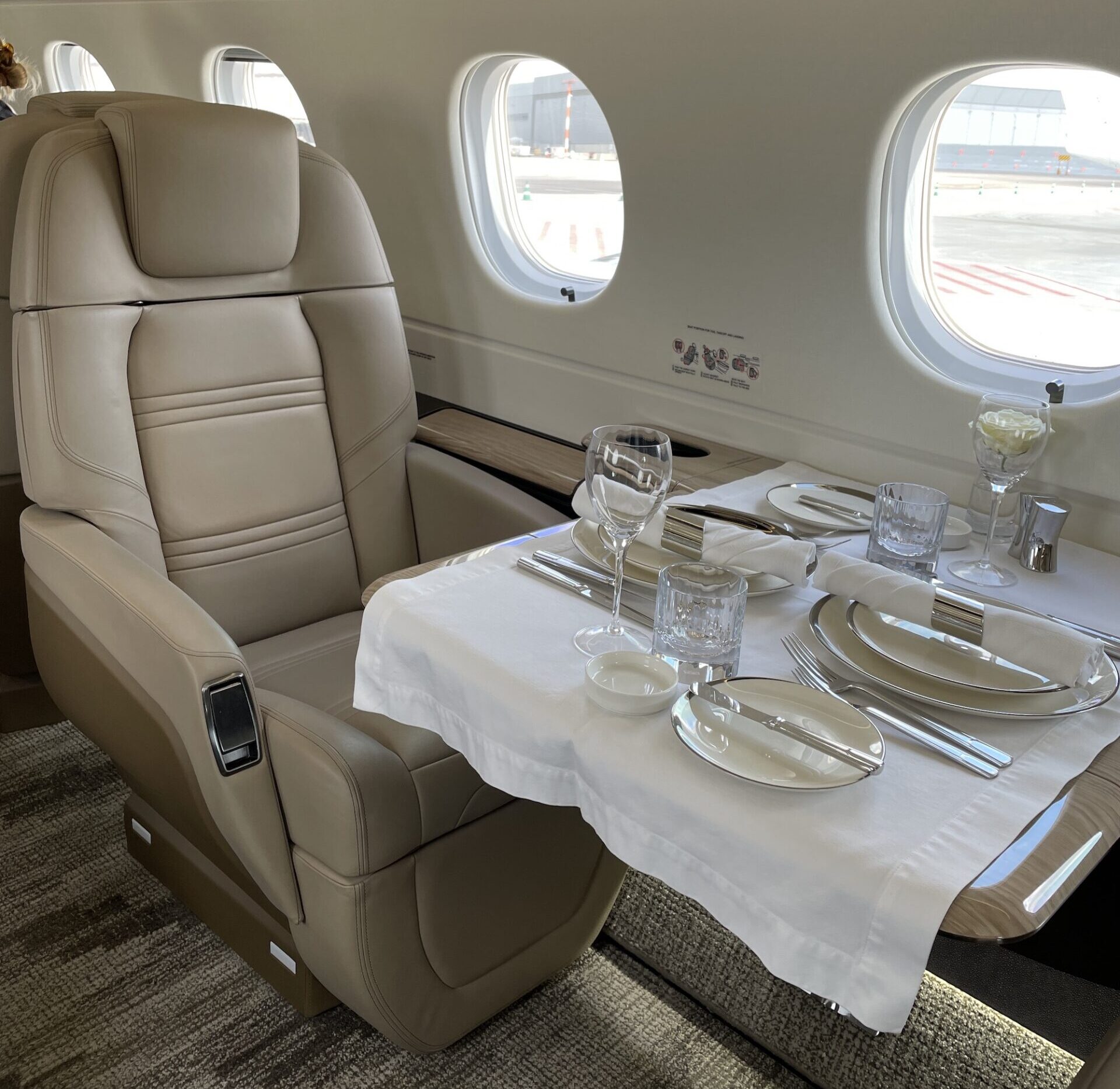 פנים מטוס האמבראר של חברת Flexjet