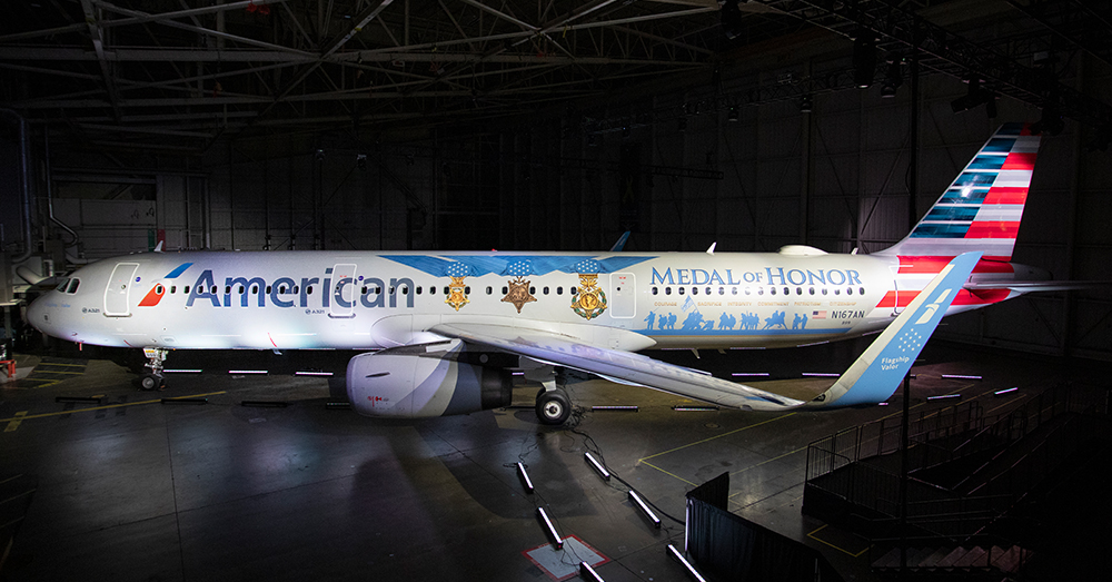 מטוס A321 של חברת אמריקן איירליינס בצביעת עיטור הכבוד