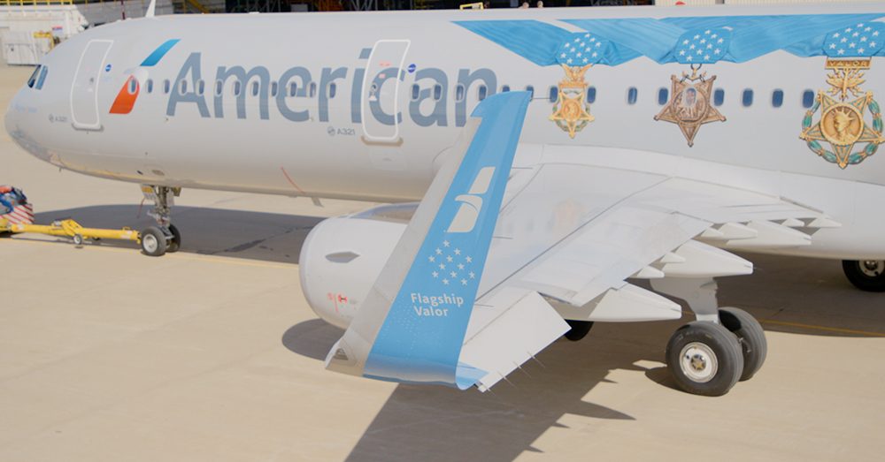 מטוס A321 של חברת אמריקן איירליינס בצביעת עיטור הכבוד