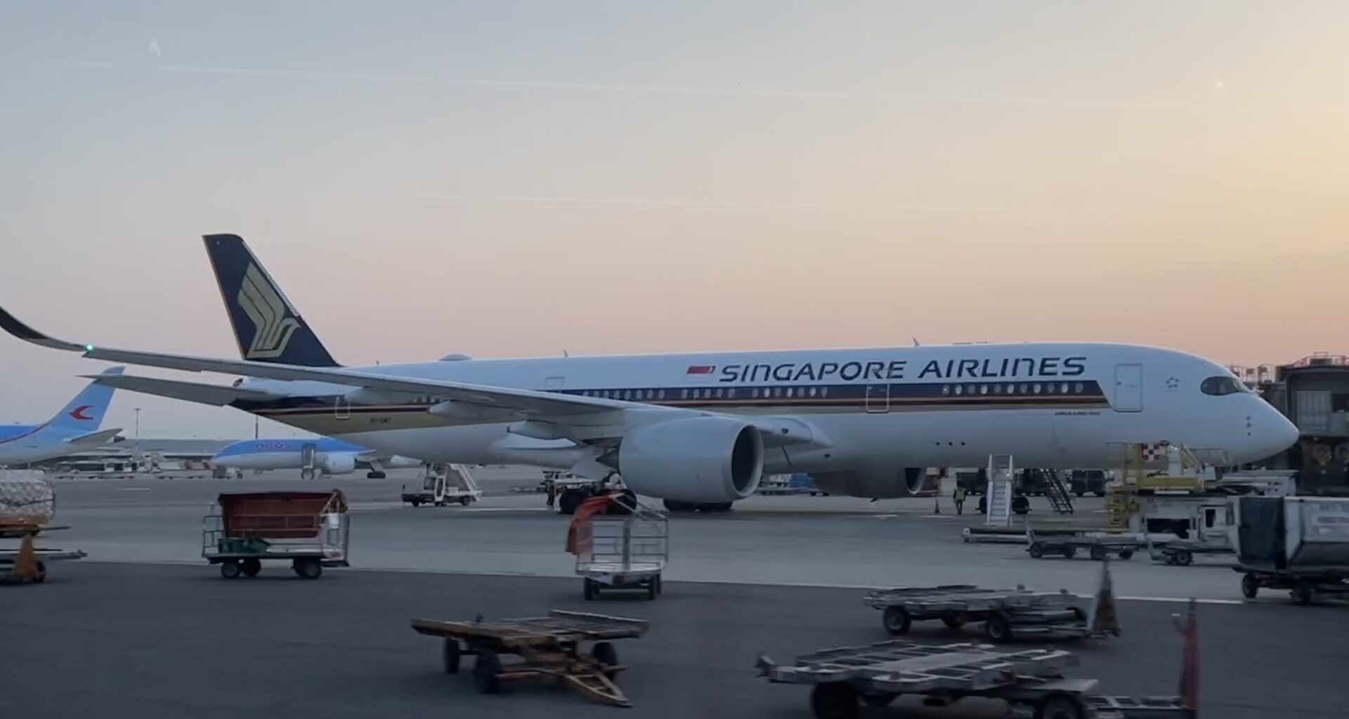 מטוס A350 של סינגפור איירליינס בשדה התעופה במילאנו