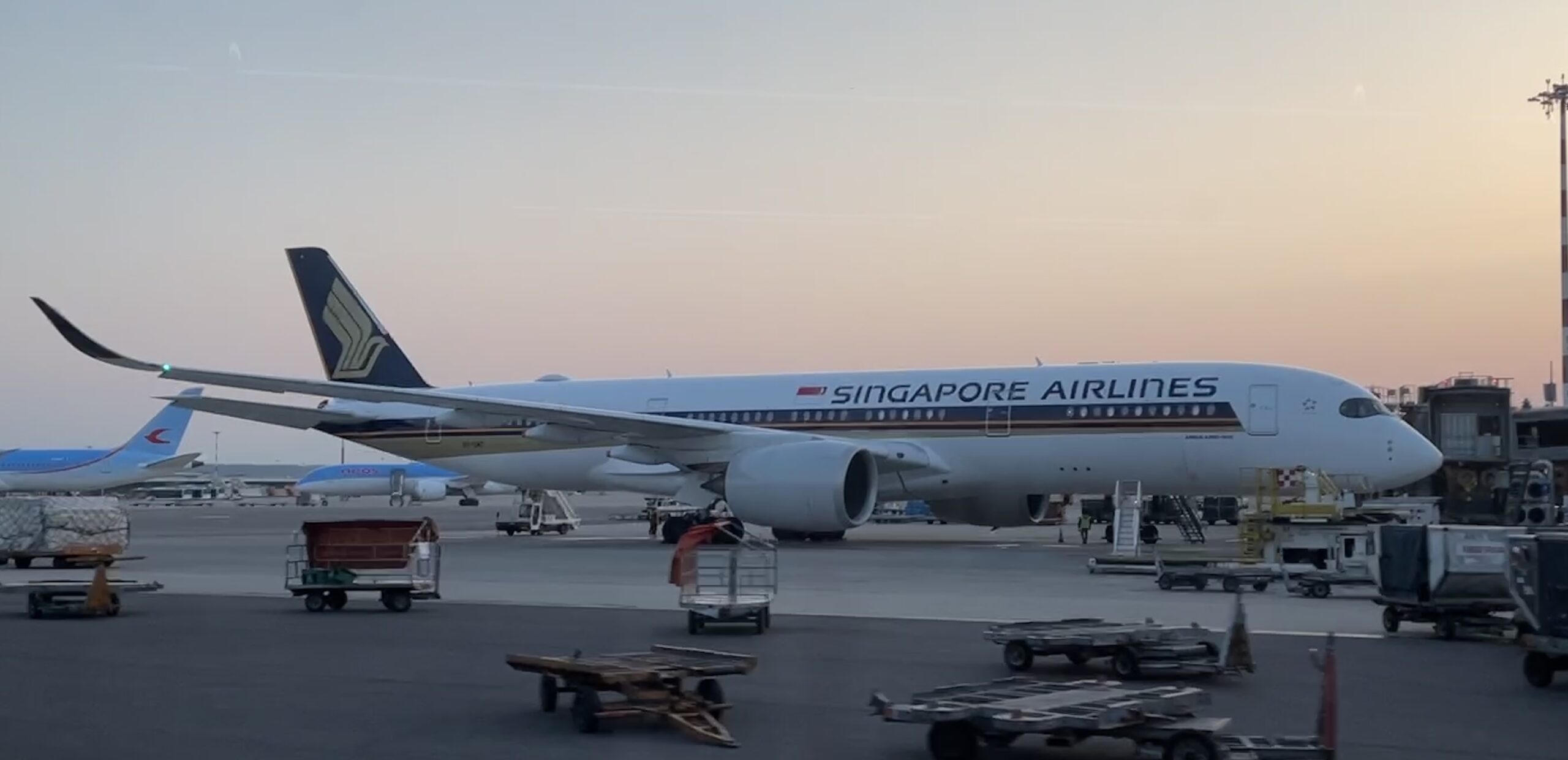 מטוס A350 של סינגפור איירליינס בשדה התעופה במילאנו
