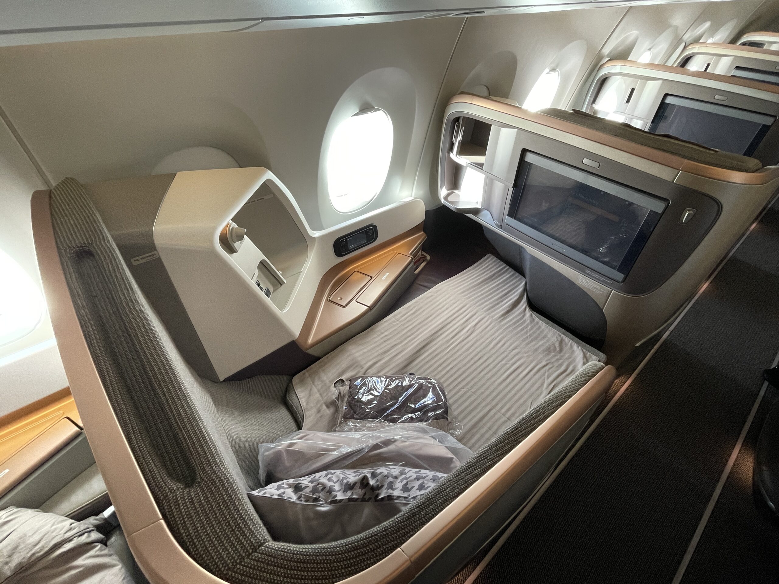 מיטה במחלקת עסקים במטוס A350 של חברת סינגפור איירליינס