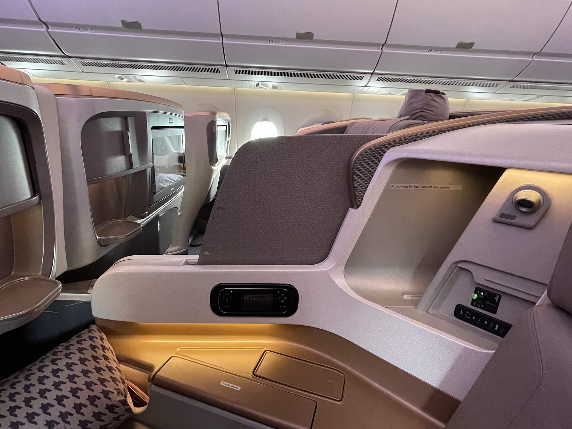 מחיצה נגללת בין המושבים במחלקת עסקים במטוס A350 של סינגפור איירליינס