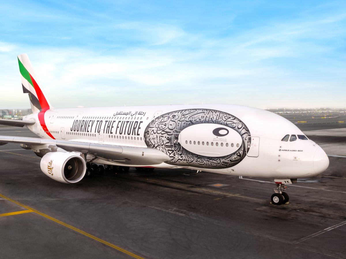 מטוס A380 של אמירייטס בצביעת מוזיאון העתיד