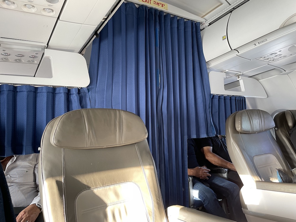 וילון מפריד בין מחלקת הפרימיום למחלקת תיירים 