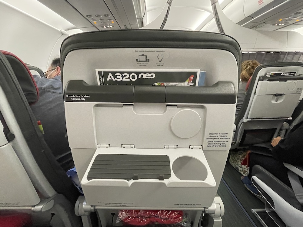 מעמד לטלפון במושבי אקונומי אקסטרה במטוסי A320neo של טאפ