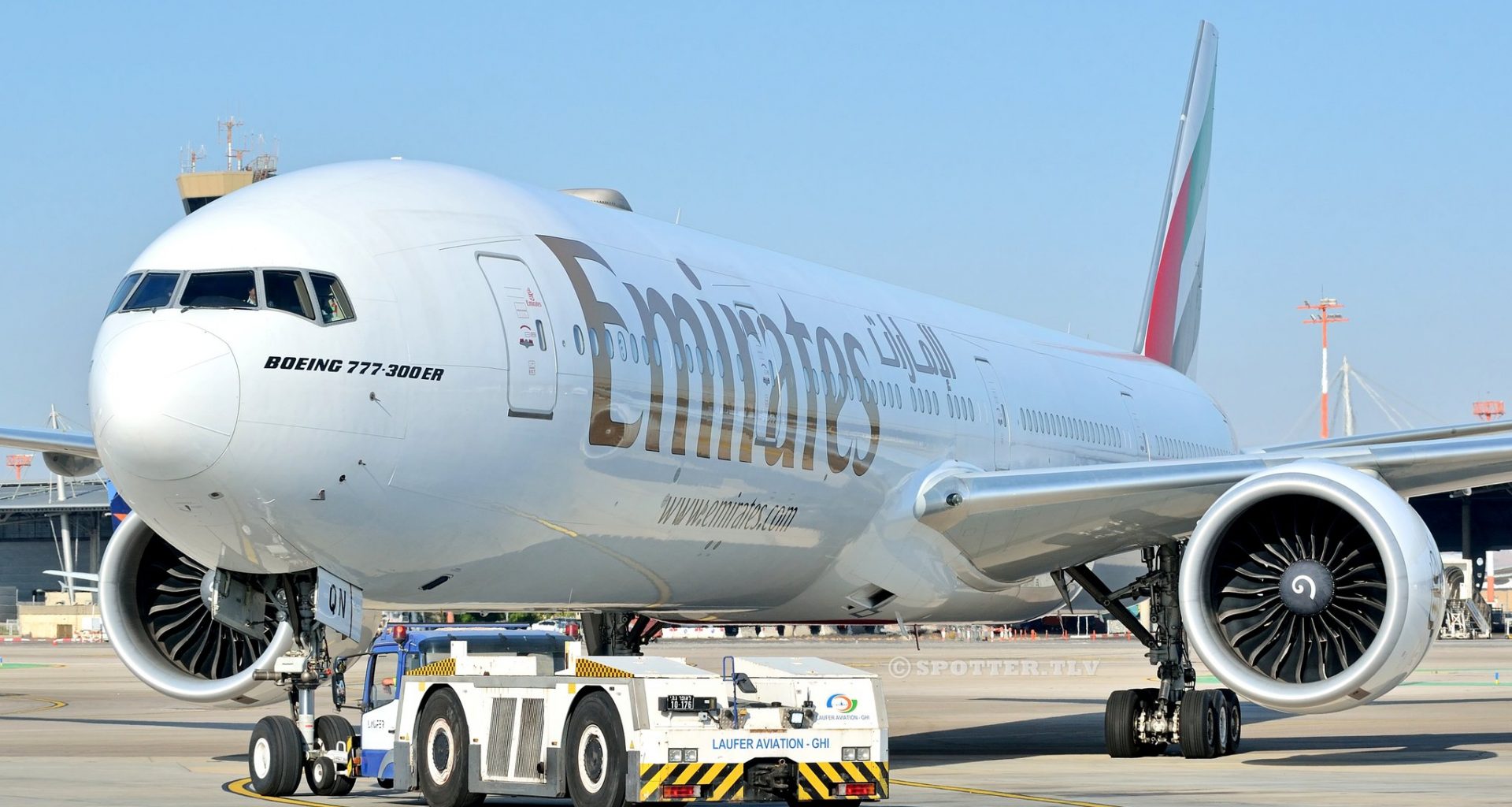 מטוס 777 של חברת אמירייטס בתל אביב
