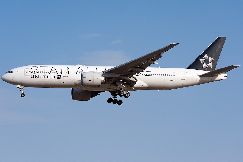 מטוס 777-200 של חברת יונייטד בצביעת סטאר אלייאנס