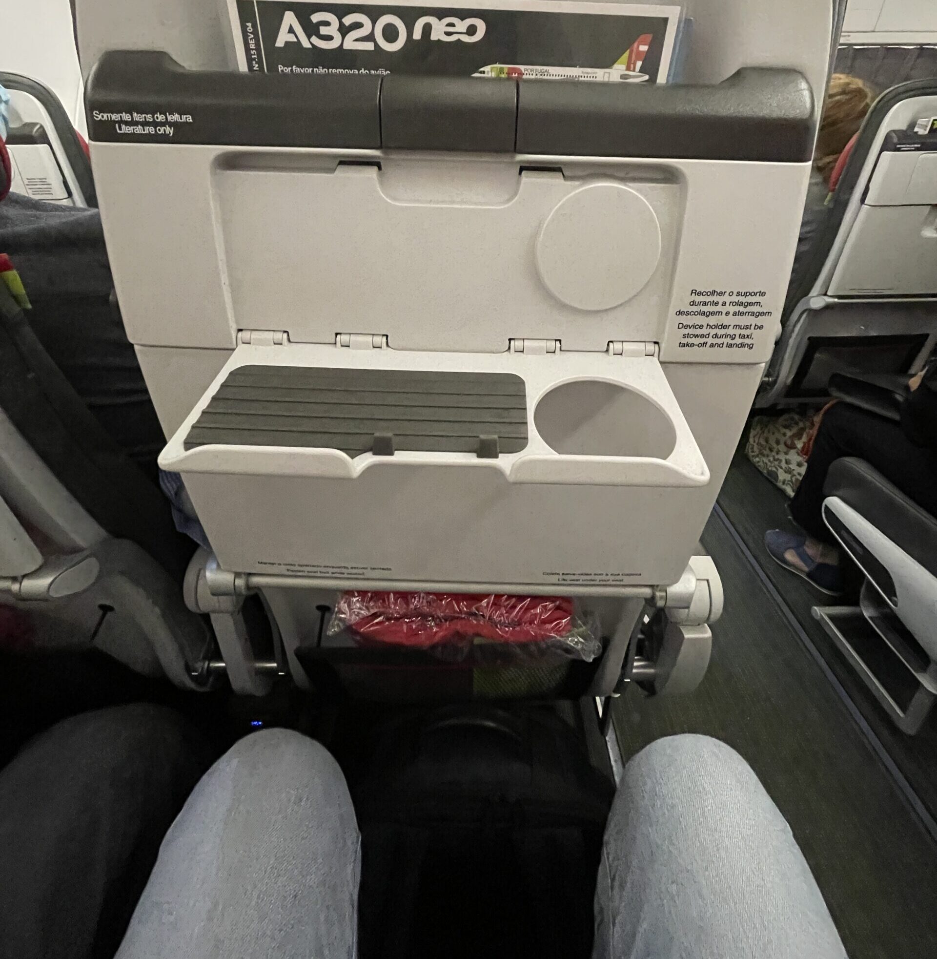 מרווח נדיב מאוד לרגליים במחלקת אקונומי קומפורט של טאפ במטוס A320