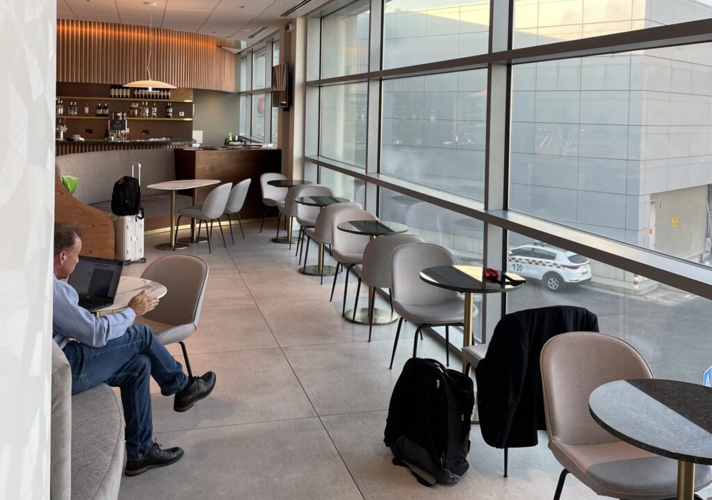 בר אלכוהול טרקלין דן בזרוע E לנוסעי אמירייטס ובריטיש איירוייז