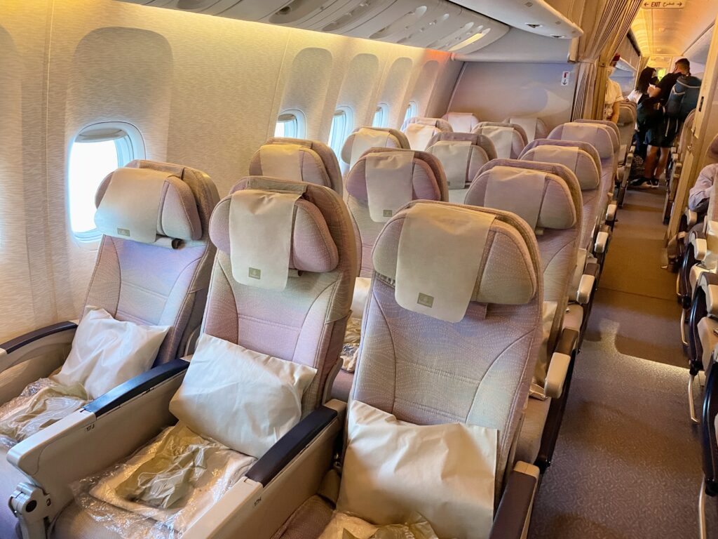 מחלקת תיירים במטוס 777-300 אמירייטס