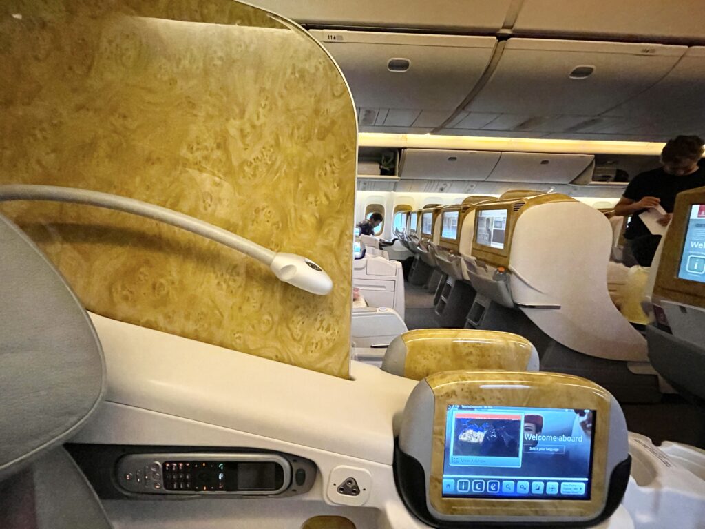 חוצץ בין הנוסעים במחלקת עסקים של אמירייטס