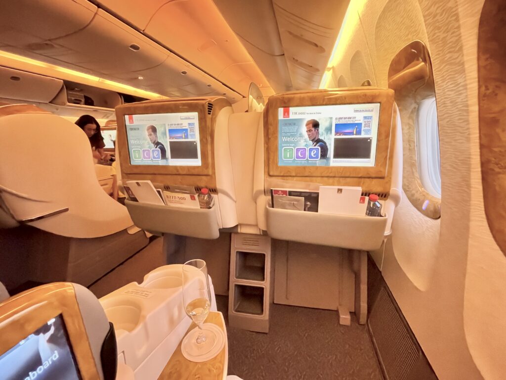 מרווח ענק לרגליים במחלקת עסקים של אמירייטס