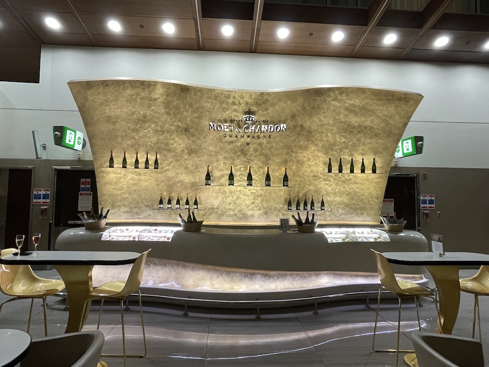 בר שמפנייה בטרקלין העסקים של אמירייטס בדובאי