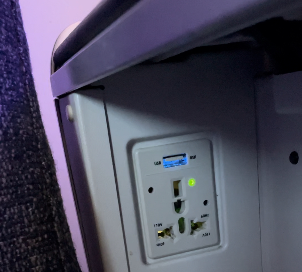 מטען חשמלי ו-USB לכל נוסע במטוסי ה-737