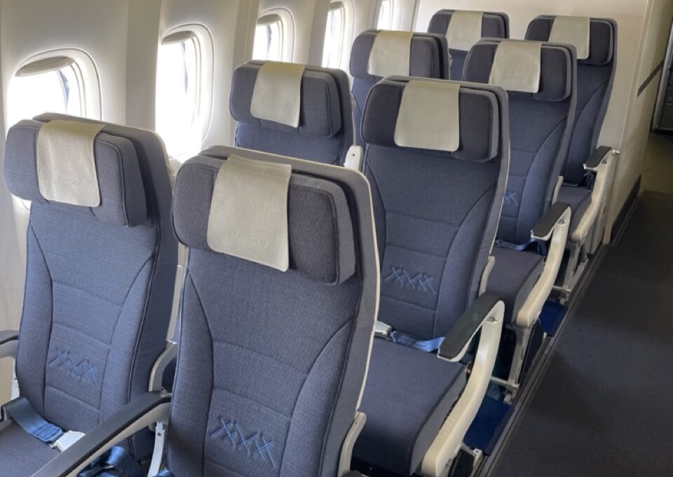 מושבים זוגיים בסוף מחלקת תיירים