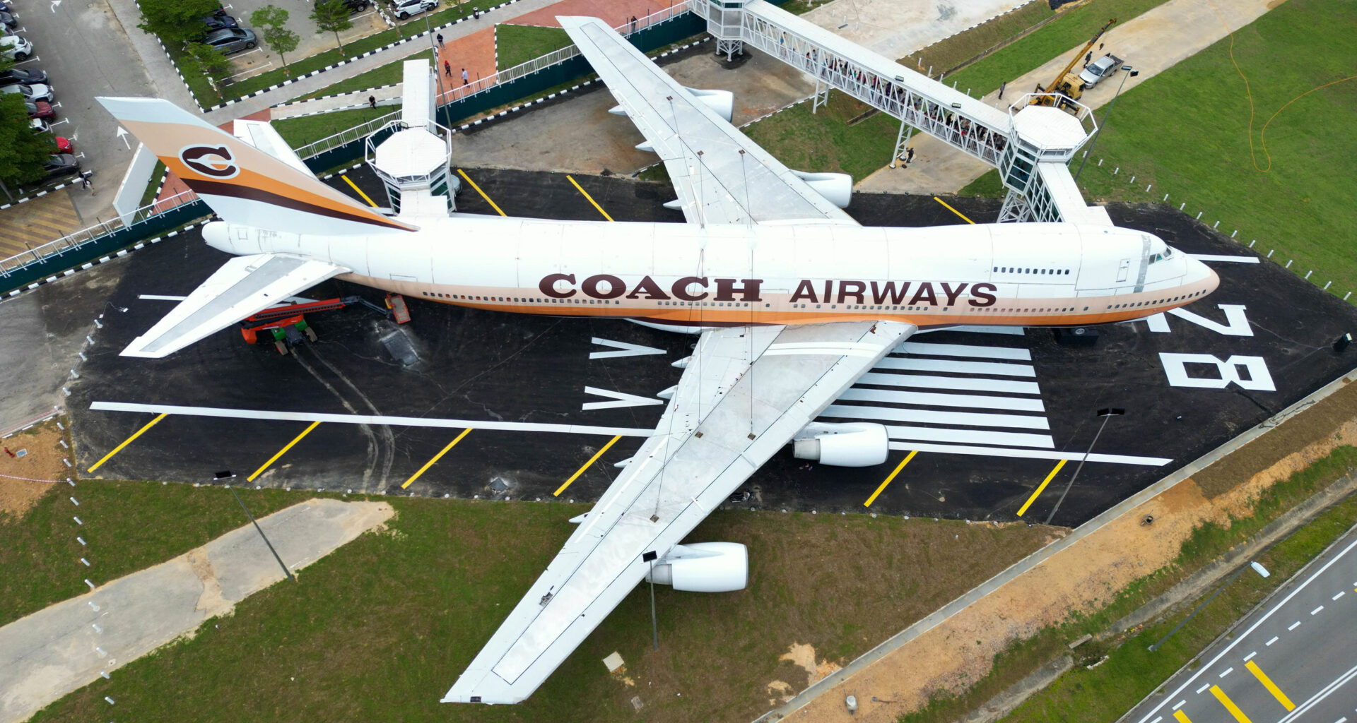 מטוס 747-200 משמש כחנות קונספט של Coach