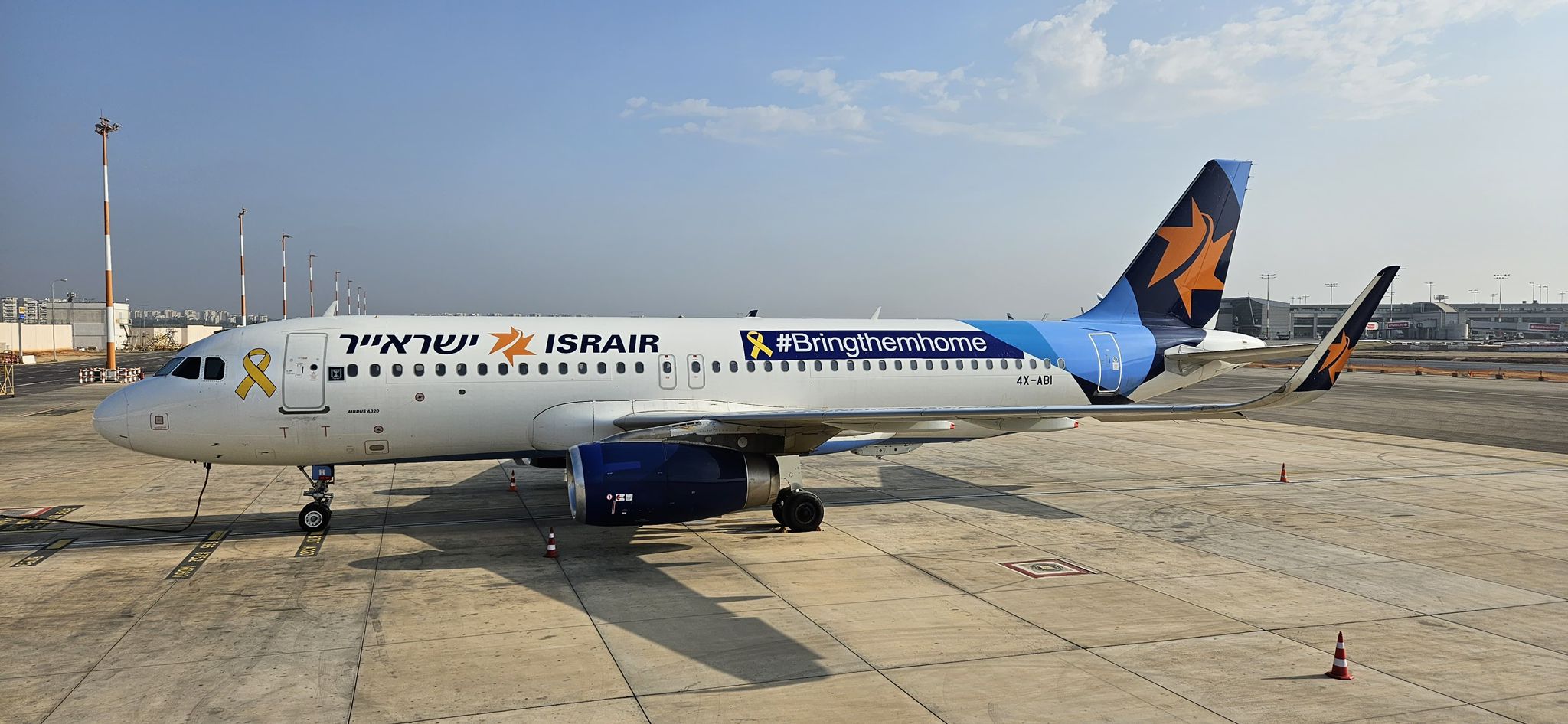 מטוס ישראייר עם המדבקה להשבת החטופים