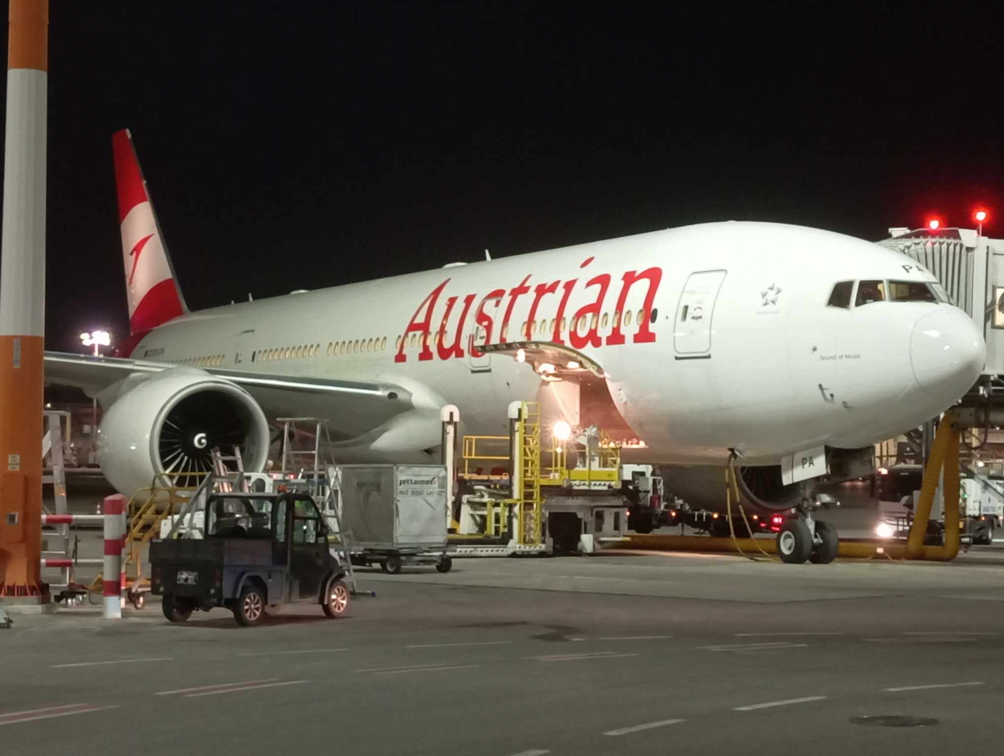 מטוס בואינג 777-200 של אוסטריאן בנתב״ג. תמונה: יעקב משה